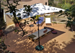 Studio all'aperto nel patio, per i trattamenti di riflessologia plantare On Zon Su durante la bella stagione