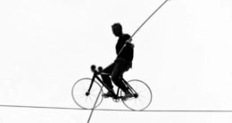 funambolo in bicicletta