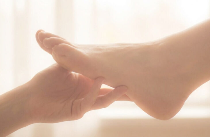 l'arte suprema: trasformare il tocco di una mano nella soglia di un'eternità che cammina sulla terra